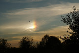 Fototapeta Tęcza - Zjawisko hallo na niebie - słońce poboczne, niby tęcza wśród chmur, przed zachodem słońca