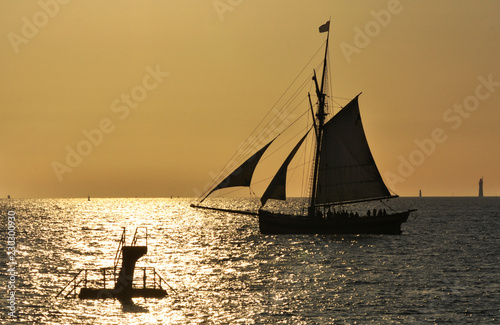 Vieux Gréement En Pleine Mer Lors Dun Coucher De Soleil