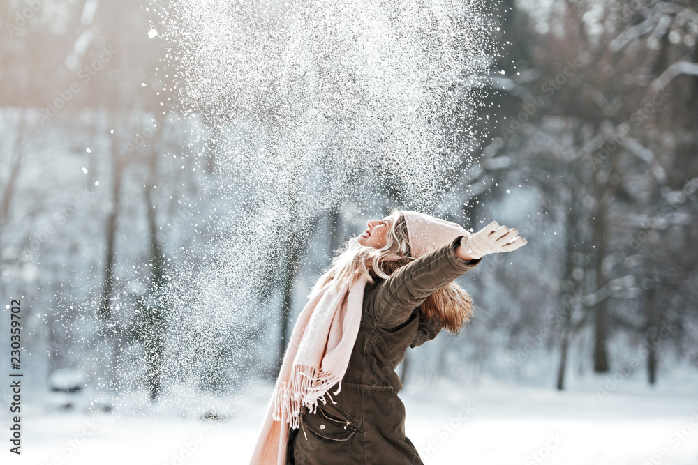Beautiful young woman enjoying in the snow - obrazy, fototapety, plakaty 