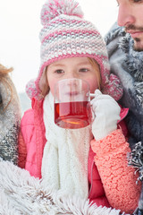 Wall Mural - Mädchen trinkt eine Tasse Tee im Winter