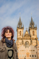 Sticker - Femme devant l'Église de Notre-Dame-de-Týn Place de la Vieille-Ville de Prague