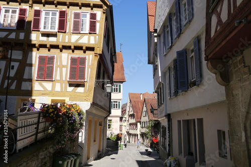 Fotografie, Obraz Schiefe mittelalterliche Häuser in der Haaggasse in Tübingen