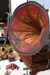Antikes Grammophon mit riesigem rotbraunen trichter 