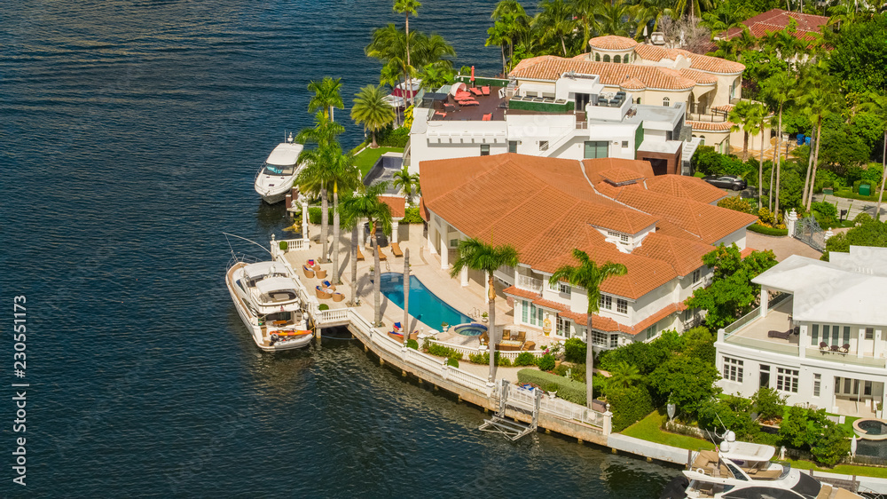 Luxury waterfront house with yacht Miami - obrazy, fototapety, plakaty 