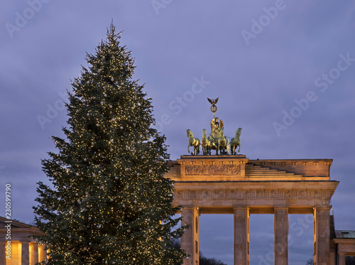 Photo Holiday decorations of Pariser platz in Berlin. Germany
