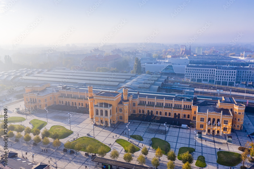 Panorama głównego dworca kolejowego we Wrocławiu o poranku - obrazy, fototapety, plakaty 