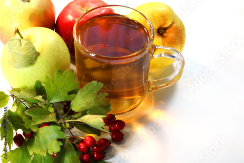 Fotografía apple juice and ripe apples on a white background.