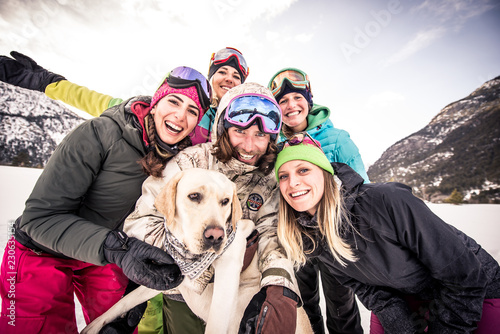 Fotografía Group of snowboarders on winter holiday