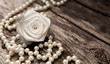 rose blanche et guirlande de perle 