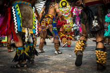 Danzantes Prehispanicos Aztecas Bailando En La Basilica De Guadalupe Con Trajes Típicos Mexicanos