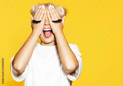 Fotomural Attractive girl with eyelash on hands