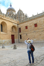 Mujer Turista Sacando Una Fotografia A La Catedral De Salamanca 4M0A6191-f18