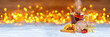 Glühwein lebkuchen und weihnachten dekoration auf schnee vor bokeh lichterhintergrund / hot spiced wine on christmas xmas market snow bokeh background with many lights ice blue snow