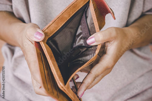 Fotografía poor woman hand open empty wallet looking for money ,broke ,bankrupt concept