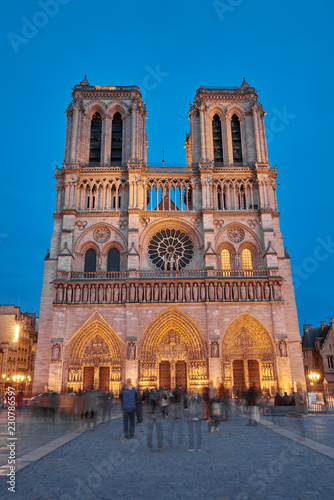 Plakat Widok z przodu Notre-Dame de Paris w nocy