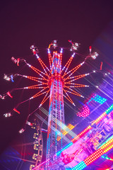 Jahrmarkt bunte Kirmes und Karussell viel Spaß im Park Lunst