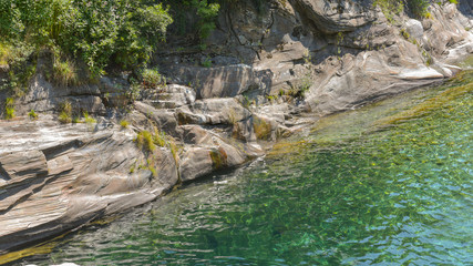 L'acqua smeraldina del fiume in alta montagna in estate