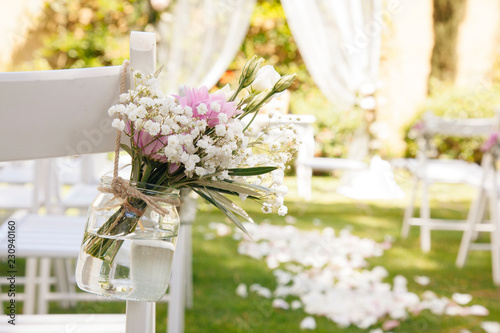 Cuadros en Lienzo floral decoration at a wedding ceremony outdoors