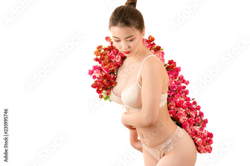 Fotografía sexy asian brunette woman in lingerie with roses