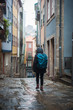 © Maxence - Voyageuse marchant sous la pluie