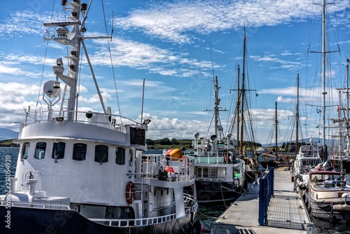 Fotografía Hafen mit Schiffen bei Oban Schottland bei blaue Himmel
