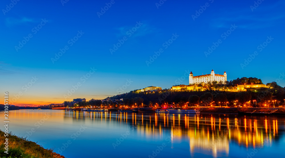 Obraz na płótnie Bratislava castle with Danube river. Beautiful sunset. Slovakia . Bratislava w salonie