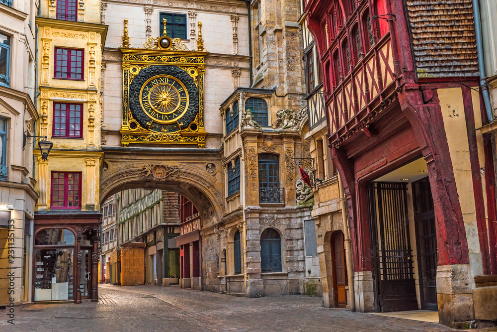 Ulica w Rouen ze słynnymi Wielkimi zegarami, Normandia, Francja - obrazy, fototapety, plakaty 