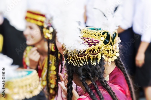 Fototapety Muzyka folk-dancers-performs-traditional-dance-at-local-festivals-in-khiva-uzbeksitan
