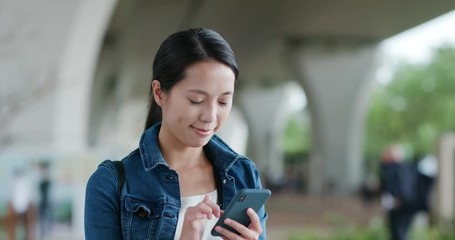 Canvas Print - Woman send sms on cellphone in city