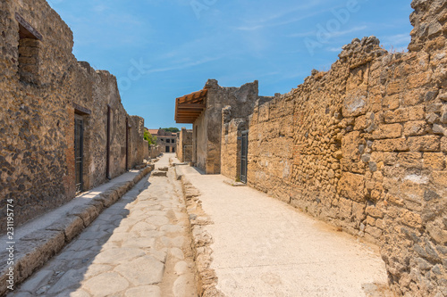 Fotografia An ancient cobbled street in the ruins of Pompeii, Italy.