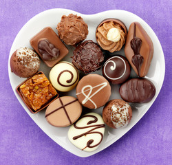 Sticker - CHOCOLATES IN HEART SHAPED DISH