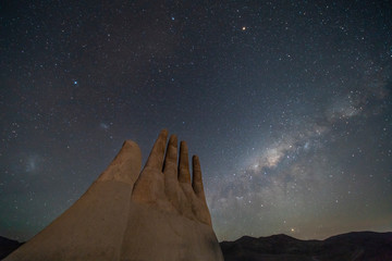 Wall Mural - the amazing mano del desierto (desert hand) with a milky way in the southern hemisphere and the mage