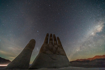 Wall Mural - the amazing mano del desierto (desert hand) with a milky way in the southern hemisphere and the mage
