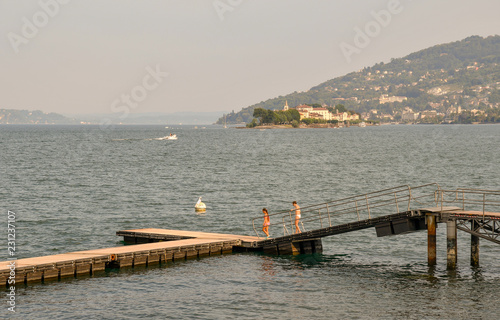 Fotografía Pontile sul lago con isole e costa sullo sfondo al tramonto, Stresa, Isola dei P