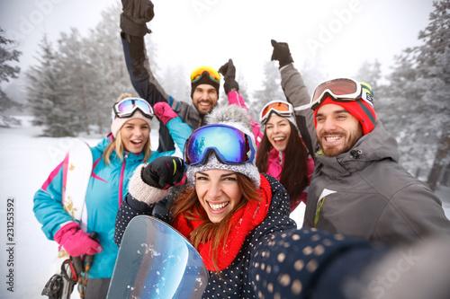 Cuadros en Lienzo Friends with hands up on skiing