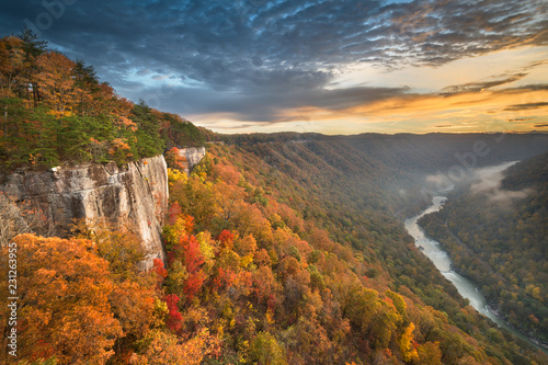 Cuadros en Lienzo New River Gorge, West Virgnia, USA autumn morning lanscape at the Endless Wall