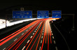 Autobahn 57 - Autobahnkreuz Neuss-West bei Nacht mit schnellen Autos in Langzeitbelichtung