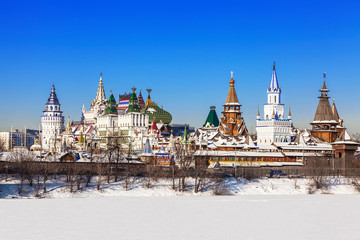 Wall Mural - View of the Izmailovo Kremlin and Silver-Grape pond in winter. Moscow, Russia