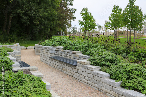 Moderner Garten- und Landschaftsbau: Gehweg und Mauern aus Natursteinen