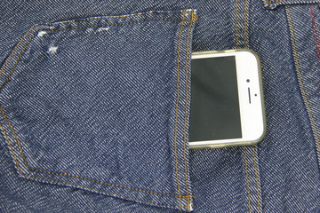 Portable dans la poche arrière d'un denim