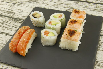 Sticker - Plateau de sushi et maki sur une ardoise