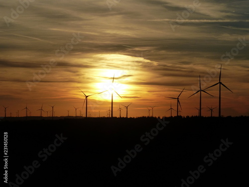 Plakat Turbiny wiatrowe w zachodzie słońca