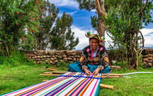 Junge Frau Aus Peru Beim Weben Von Alpakawolle Für Einen Wandteppich