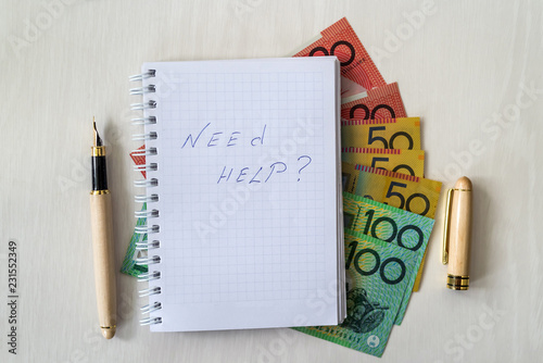 Fotografía 'Need help' text on notepad and australian dollars