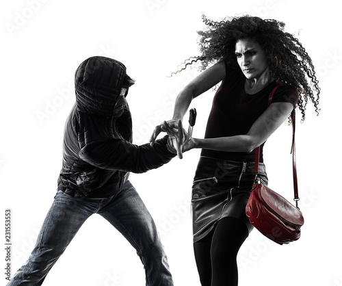 Obrazy Krav Maga  jedna-kobieta-rasy-kaukaskiej-ofiara-agresji-zlodzieja-w-samoobronie-na-bialym-tle