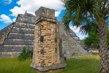 Wall Mural - Mexico, Chichen Itzá, Yucatán. High priest grave, pyramid and monument