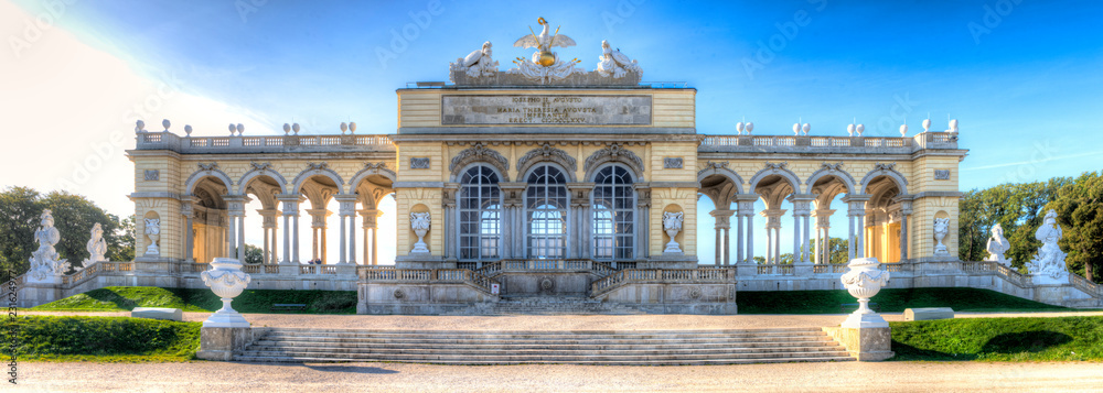 Obraz na płótnie Die Gloriette im Schloßpark von Schloß Schönbrunn in Wien, der Hauptstadt Österreichs w salonie