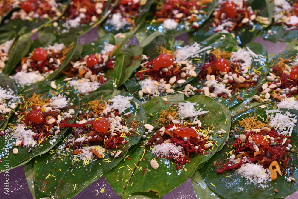 paan with tobacco Banarasi Paan is a famous mouth freshener all over India even in Bollywood  films. Betel leaves are stuffed with Catechu, Pickling Lime, Areca Nut,  Plain Tobacco and other things. Stock-bilde