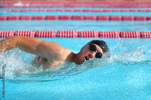 Fotomural Swimmer man athlete swimming in pool lanes doing a crawl lap