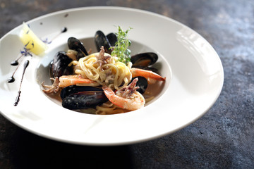 Spaghetti frutti di mare  krewetki, małże, ośmiorniczki, ślimaki, paluszki krabowe.